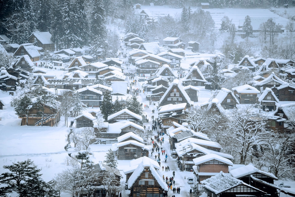 Nằm miền trung Nhật Bản, ngôi làng cổ Shirakawa-go, thuộc tỉnh Gifu, là địa điểm được rất nhiều du khách yêu thích. Đặc biệt vào mùa đông, khi đến đây, bạn sẽ ngỡ như lạc vào thế giới cổ tích với những ngôi nhà nhỏ nhắn, xinh xắn phủ đầy tuyết trắng xóa. Nằm miền trung Nhật Bản, ngôi làng cổ Shirakawa-go, thuộc tỉnh Gifu, là địa điểm được rất nhiều du khách yêu thích. Đặc biệt vào mùa đông, khi đến đây, bạn sẽ ngỡ như lạc vào thế giới cổ tích với những ngôi nhà nhỏ nhắn, xinh xắn phủ đầy tuyết trắng xóa.