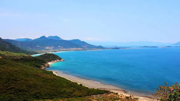 Thế núi ở Ninh Vân như một con chim đại bàng khổng lồ sải cánh trên mặt biển. Ảnh: Kua Thế núi ở Ninh Vân như một con chim đại bàng khổng lồ sải cánh trên mặt biển. Ảnh: Kua