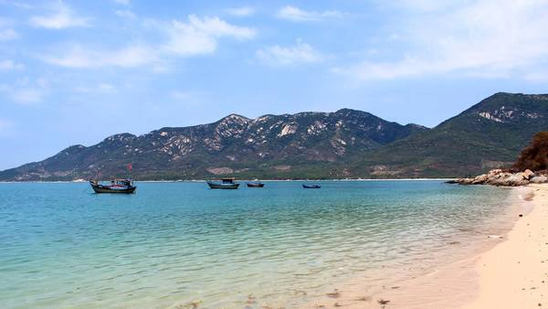 Ninh Vân được bán đảo Hòn Hèo bao bọc nên quanh năm đều êm sóng. Ảnh: Kua Ninh Vân được bán đảo Hòn Hèo bao bọc nên quanh năm đều êm sóng. Ảnh: Kua