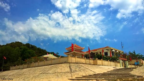 Ủy ban nhân dân xã Ninh Vân và bia tưởng niệm các anh hùng liệt sỹ. Ảnh: Tiểu Duy Ủy ban nhân dân xã Ninh Vân và bia tưởng niệm các anh hùng liệt sỹ. Ảnh: Tiểu Duy