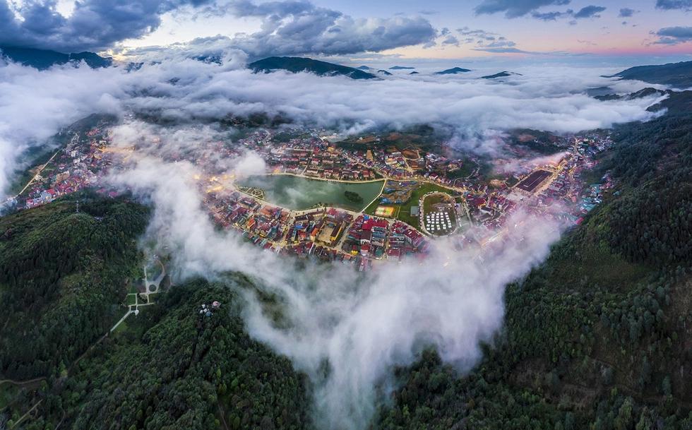 Mây luồn thị trấn Sa Pa đẹp như thành phố châu Âu khi nhìn từ trên cao - Ảnh: NÔNG THANH TOÀN