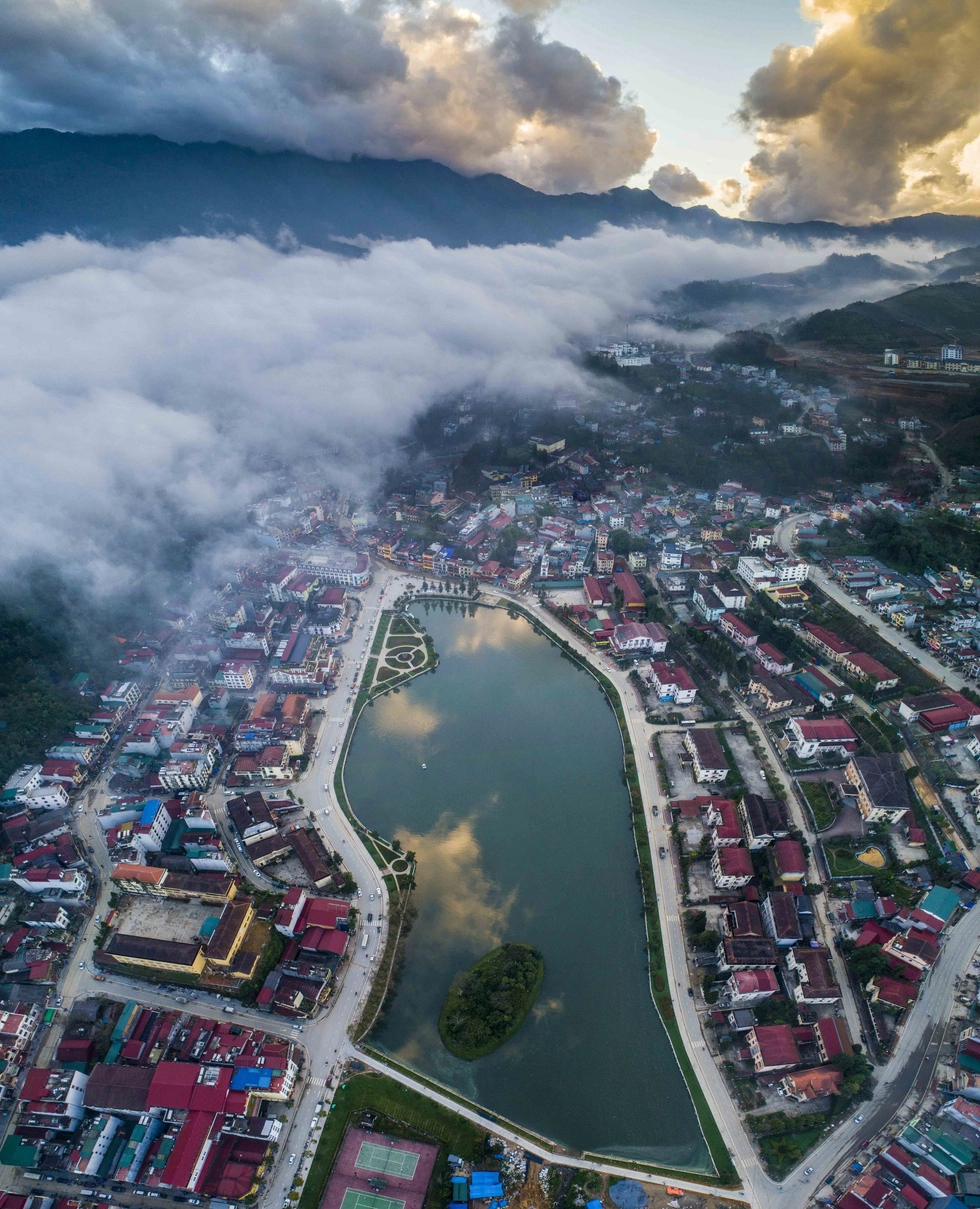 Mây luồn lúc hoàng hôn trên hồ Sa Pa thuộc trung tâm thị trấn Sa Pa - Ảnh: NÔNG THANH TOÀN