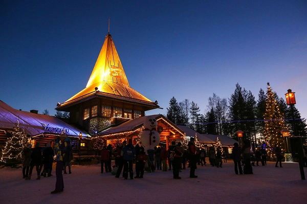 Màn đêm buông xuống ở Rovaniemi. Vào mùa này 15h chiều là mặt trời đã lặn. Màn đêm buông xuống ở Rovaniemi. Vào mùa này 15h chiều là mặt trời đã lặn.