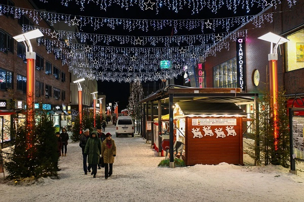 Một con phố trung tâm ở Rovaniemi. Như bao thành phố khác, cuối năm là dịp để thành phố được trang hoàng đón mừng năm mới với những gian hàng bán đặc sản truyền thống. Một con phố trung tâm ở Rovaniemi. Như bao thành phố khác, cuối năm là dịp để thành phố được trang hoàng đón mừng năm mới với những gian hàng bán đặc sản truyền thống.