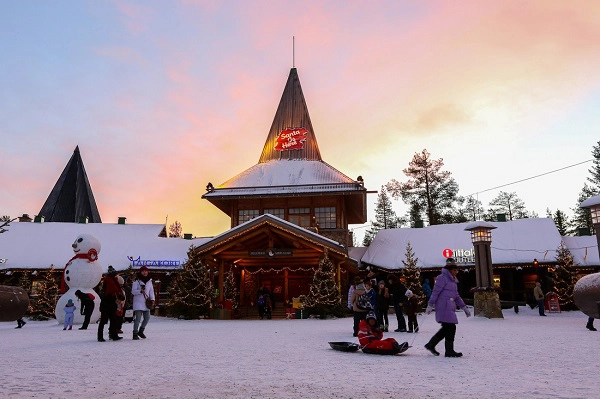 Du khách có thể ghé thăm Nhà thờ lớn Rovaniemi, nơi tổ chức nhiều buổi hòa nhạc từ mùa Giáng sinh đến đầu năm mới. Đi lễ nhà thờ là một phần không thể thiếu trong sinh hoạt của người dân địa phương vào dịp này. Du khách có thể ghé thăm Nhà thờ lớn Rovaniemi, nơi tổ chức nhiều buổi hòa nhạc từ mùa Giáng sinh đến đầu năm mới. Đi lễ nhà thờ là một phần không thể thiếu trong sinh hoạt của người dân địa phương vào dịp này.