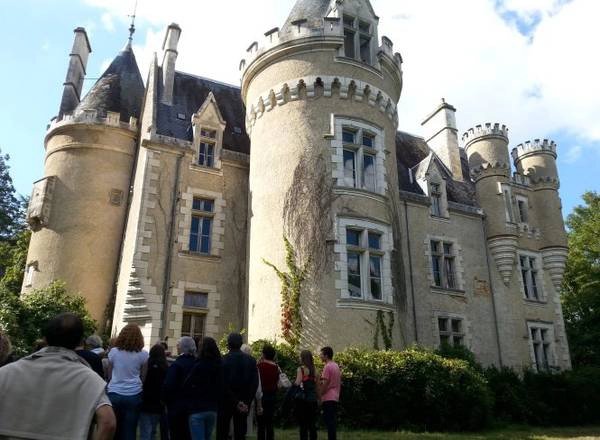 Du khách tham quan lâu đài Fougeret - Ảnh: nafeusemagazine