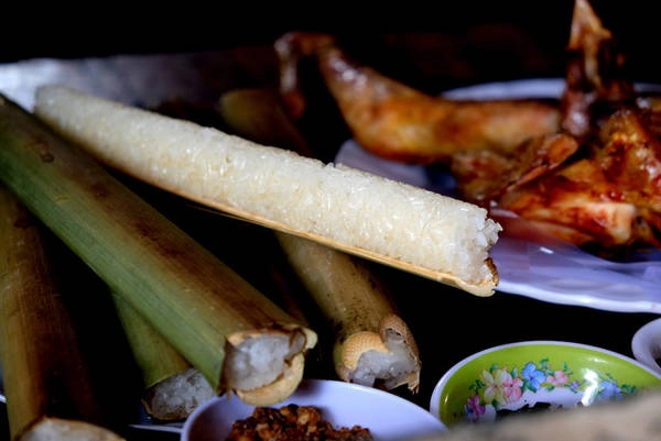 Cùng với muối lạc là món muối lá é (loại lá có mùi thơm gần giống húng quế), gà nướng chấm muối lá é sẽ làm gà càng thơm hơn và tròn vị hơn.