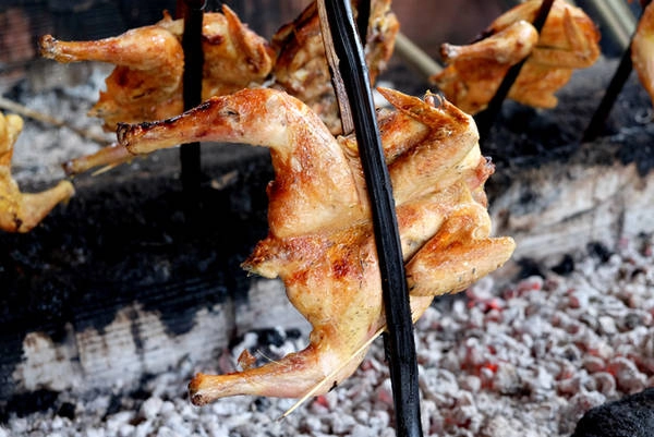 Than để nướng gà là loại than củi nên có mùi khói thơm khi nướng, chính mùi khói là một phần tạo nên hương vị đặc trưng cho món gà nướng Gia Lai.