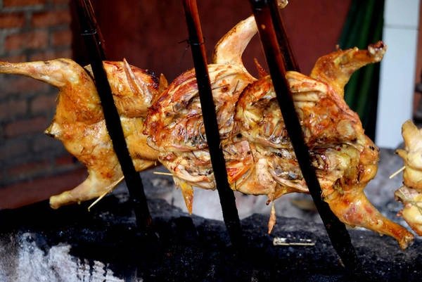 Khoảng cách giữa con gà với mặt than khoảng 50 cm, than phải cháy đượm để hơi nóng có thể làm gà chín nhưng không khô. Người nấu phải khơi than và xoay cây tre để gà chín đều.