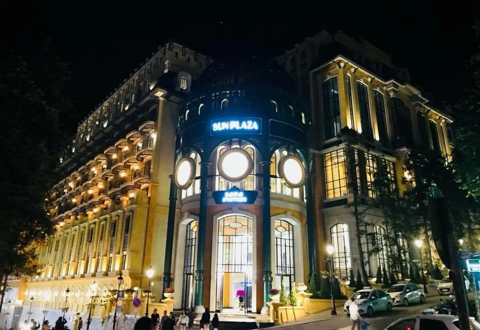Sun Plaza khi lên đèn lung linh giữa thị trấn Sapa (Ảnh: Nhật Lệ) Sun Plaza khi lên đèn lung linh giữa thị trấn Sapa (Ảnh: Nhật Lệ)