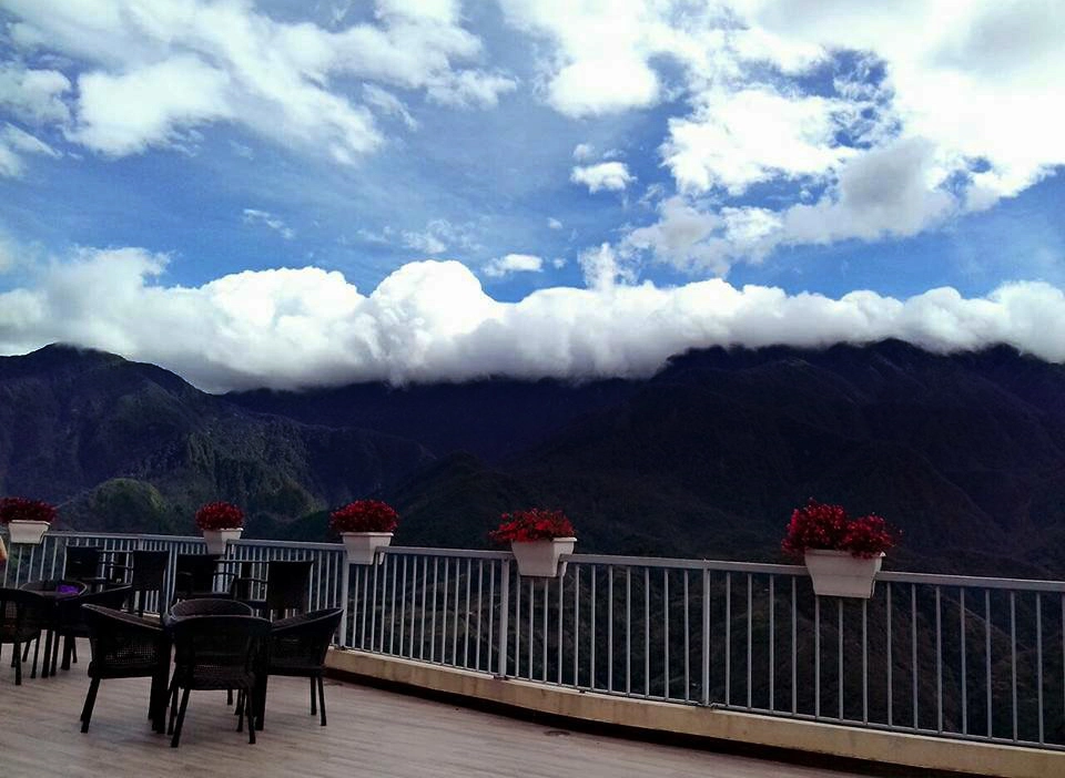 View từ ban công nhìn thấu cả núi mây Sapa (Ảnh: Nhật Lệ) View từ ban công nhìn thấu cả núi mây Sapa (Ảnh: Nhật Lệ)