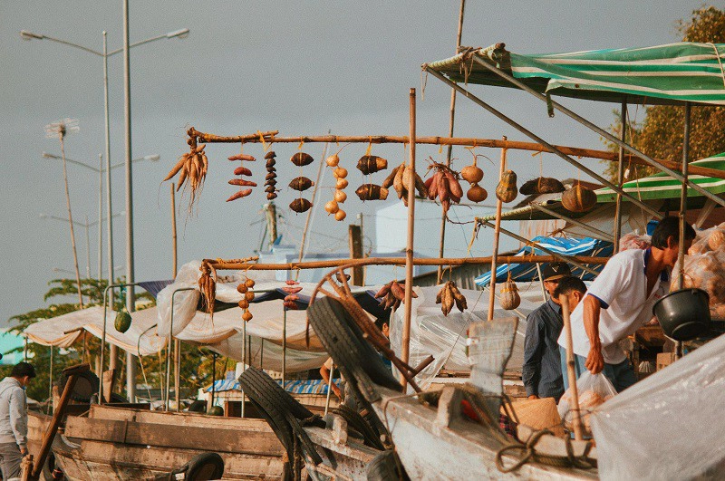 Cây bẹo treo ngang trên ghe (thuyền) để dễ buôn bán.