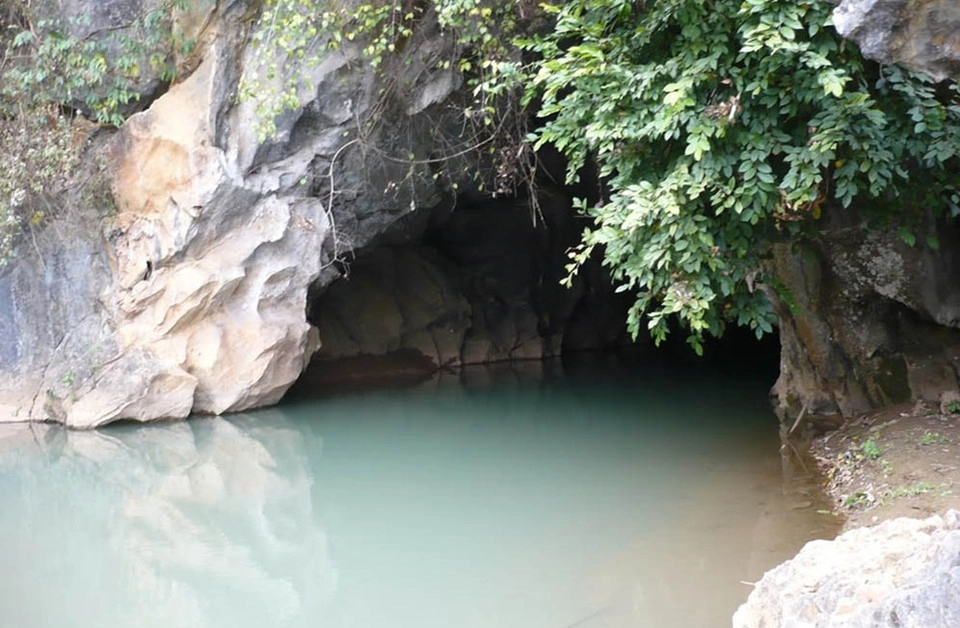  Xung quanh hang là những dãy núi trùng điệp, rừng cây xanh ngát và một hồ nước trong vắt ở cửa hang. Với chiều dài trên 150 m, hang Thẩm Tét Toong phân thành nhiều đoạn. Trong hang, cảnh quan đầy chất huyền bí với những dòng suối thạch nhũ chạy dài như khóm trúc, những tảng đá chen nhau tạo thành đám mây trên thành hang. Tất cả hòa quyện tạo nên bức tranh thiên nhiên tuyệt đẹp, vừa hoang sợ, lạ lùng, vừa sống động, quyến rũ. Ảnh: Du lịch Tây Bắc.