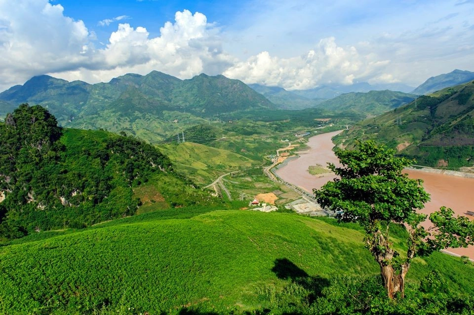 Màu xanh bất tận của núi đồi cùng những đám mây bồng bềnh soi bóng xuống mặt hồ tạo nên một bức tranh sơn thủy hữu tình. Cùng những lớp sóng xô dạt dào như bản nhạc dịu êm ngân lên bên bờ đập cao hàng trăm mét đã làm xao xuyến bao tâm hồn du khách. Ảnh: website UBND Huyện Mường La - Tỉnh Sơn La.