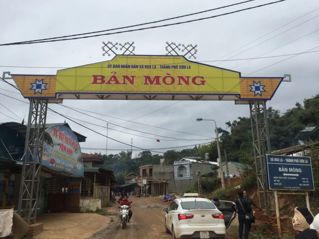 Bản Mòng: Nằm ở xã Hua La, thị xã Sơn La, là điểm du lịch sinh thái, văn hóa và nghỉ dưỡng hấp dẫn. Đến đây, du khách sẽ cảm nhận bầu không khí trong trẻo tràn ngập lồng ngực, cảnh quan thiên nhiên tuyệt đẹp với những dãy núi nhấp nhô, uốn lượn soi mình xuống dòng Nậm La. Cùng dải màu đặc sắc trên các sườn đồi cà phê, mơ, mận, thông, tre. Bên cạnh đó, ngồi trong những nếp nhà sàn truyền thống ở bản Mòng, bạn cùng quây quần quanh mâm cơm của dân tộc Thái, thưởng thức các món ăn đặc sản và tận hưởng những trải nghiệm mới lạ, thú vị. Ảnh: Vovgiaothong, Học viện Blogger.