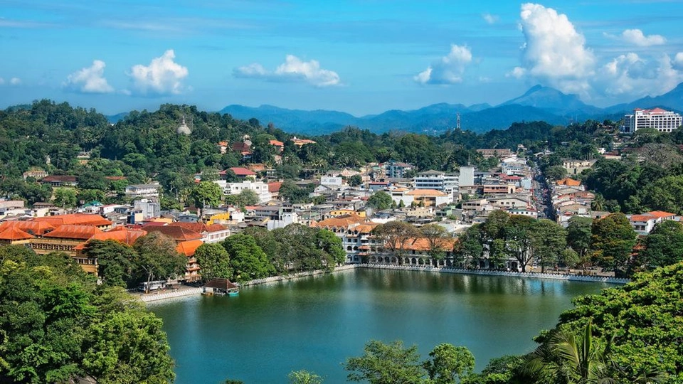 Thăm thành phố linh thiêng Kandy: Thường gọi là Senkadagalapura, thành phố linh thiêng Kandy của Sri Lanka được UNESCO công nhận di sản thế giới năm 1988. Nơi đây là thủ đô cuối cùng của các vị vua Sinhala, người bảo trợ nền văn hóa Dinahala phát triển trong hơn 2.500 năm trước khi người Anh đặt chân đến Sri Lanka năm 1815. Ảnh: The National. Thăm thành phố linh thiêng Kandy: Thường gọi là Senkadagalapura, thành phố linh thiêng Kandy của Sri Lanka được UNESCO công nhận di sản thế giới năm 1988. Nơi đây là thủ đô cuối cùng của các vị vua Sinhala, người bảo trợ nền văn hóa Dinahala phát triển trong hơn 2.500 năm trước khi người Anh đặt chân đến Sri Lanka năm 1815. Ảnh: The National.