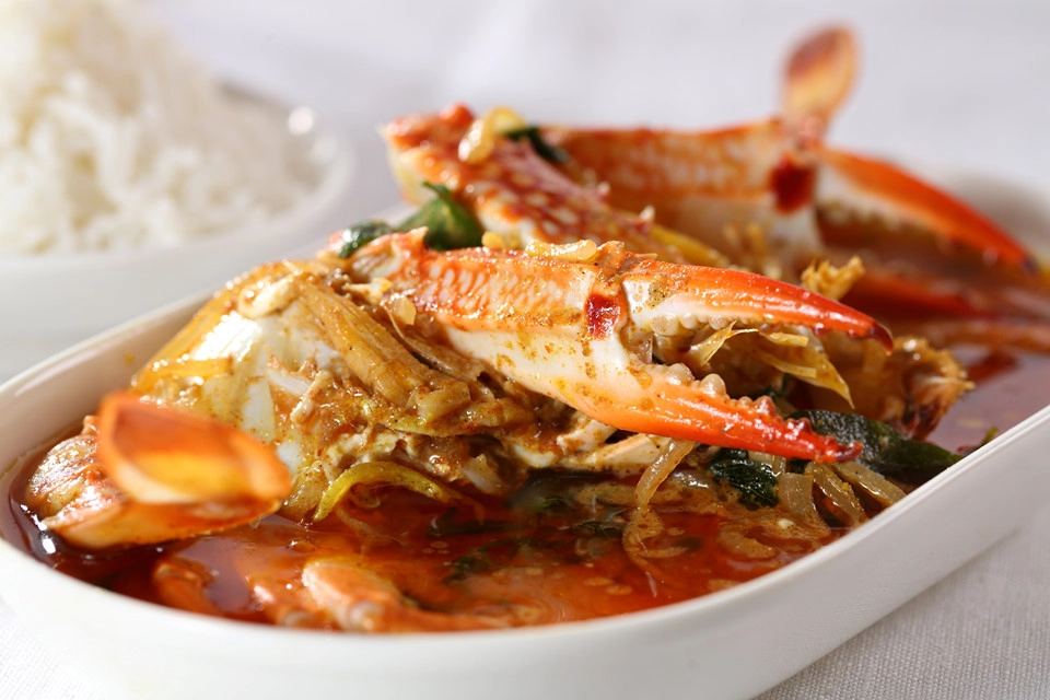 Thưởng thức hải sản tươi sống: Ẩm thực của đảo quốc Sri Lanka nổi trội về các loại hải sản tươi sống, thơm ngon đánh bắt tại chỗ. Cà ri, nước cốt dừa là những hương vị khá quen thuộc trong các món ăn ở nước này. Để thưởng thức cùng lúc những đặc trưng đó của ẩm thực Sri Lanka, món cà ri cua Jaffna nổi tiếng đặc sắc là trải nghiệm bạn không nên bỏ qua. Ảnh: Cosmopolitan Sri Lanka. Thưởng thức hải sản tươi sống: Ẩm thực của đảo quốc Sri Lanka nổi trội về các loại hải sản tươi sống, thơm ngon đánh bắt tại chỗ. Cà ri, nước cốt dừa là những hương vị khá quen thuộc trong các món ăn ở nước này. Để thưởng thức cùng lúc những đặc trưng đó của ẩm thực Sri Lanka, món cà ri cua Jaffna nổi tiếng đặc sắc là trải nghiệm bạn không nên bỏ qua. Ảnh: Cosmopolitan Sri Lanka.