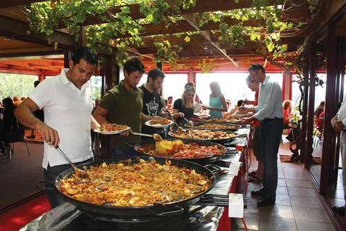 Những chảo paella hấp dẫn tại một nhà hàng ở Madrid