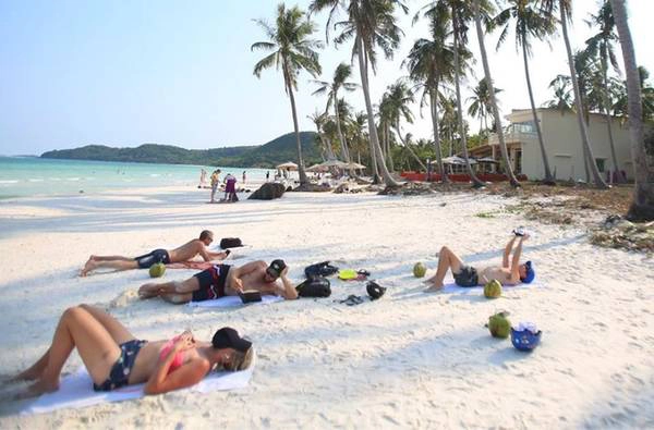 den-thien-duong-nho-o-phu-quoc-voi-gia-500-000-dongBãi Sao luôn êm đềm, lặng gió, bãi mịn, rất trắng. Bất kỳ thời điểm nào trong năm, thiên đường thu nhỏ này cũng hấp dẫn du khách bởi vùng biển này còn rất hoang sơ, bãi biển uốn lượn kéo dài. Hiện ở đây đã đi vào khai thác dịch vụ, tuy nhiên du khách vẫn ấn tượng với vẻ hoang sơ của biển và sự thân thiện chất phác của con người nơi đây.-ivivu-6