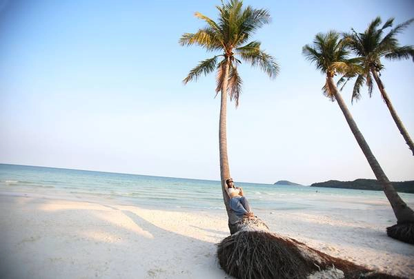 Bờ biển dài thoai thoải, rặng dừa cao vút lộ thiên đưa đến một cảm giác thư thái cho bất kỳ ai khi đặt chân đến nơi đây.