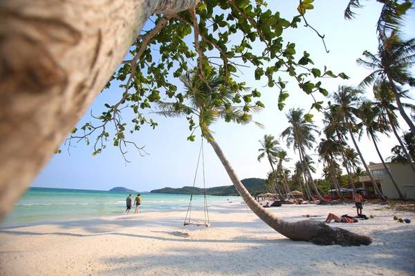 Bãi biển Bãi Sao dài 7 km, hình lưỡi liềm được giới hạn bởi những mũi đá nhô ra biển. Tháng 6, độc giả CnTraveler đã bình chọn nơi này vào danh sách 10 bãi biển hoang sơ và yên tĩnh nhất thế giới.