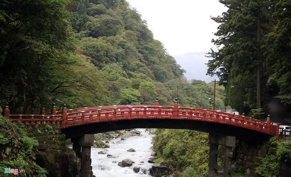 Đường vào đền Nikko Toshogu vắt ngang con sông Daiya, với cây cầu Thần gỗ cong (Shin kyo) sơn son đẹp mắt, giống như cầu Thê Húc ở Hồ Gươm, Hà Nội. Đây là một trong 3 cây cầu đẹp nhất Nhật Bản.