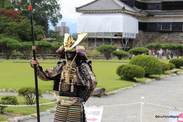 Các nhân viên mặc trang phục samurai truyền thống sẵn sàng chụp hình với du khách - Ảnh: Dru's Misadventures - HinoMaple Các nhân viên mặc trang phục samurai truyền thống sẵn sàng chụp hình với du khách - Ảnh: Dru's Misadventures - HinoMaple