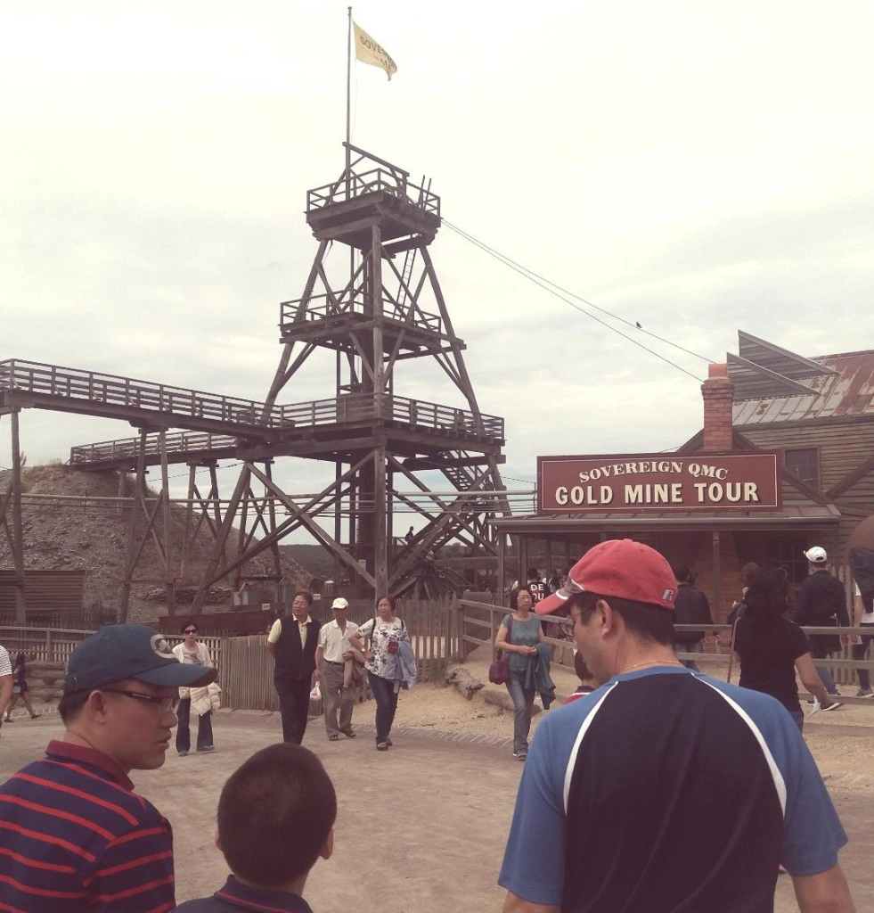 Du khách chuẩn bị bước vào tour Hầm mỏ - Ảnh: LĐT Du khách chuẩn bị bước vào tour Hầm mỏ - Ảnh: LĐT