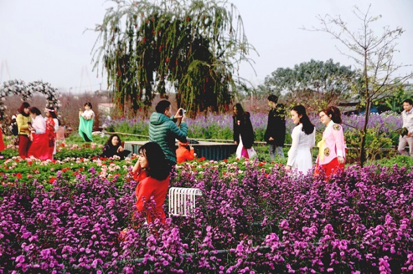 Đối với giới trẻ, vườn hoa Nhật Tân (Tây Hồ - Hà Nội) luôn là nơi chụp ảnh lý tưởng trong mọi thời điểm của năm, bởi nơi đây luôn rực rỡ sắc màu của các loại hoa và khung cảnh được bài trí nên thơ và lãng mạn. Đối với giới trẻ, vườn hoa Nhật Tân (Tây Hồ - Hà Nội) luôn là nơi chụp ảnh lý tưởng trong mọi thời điểm của năm, bởi nơi đây luôn rực rỡ sắc màu của các loại hoa và khung cảnh được bài trí nên thơ và lãng mạn.