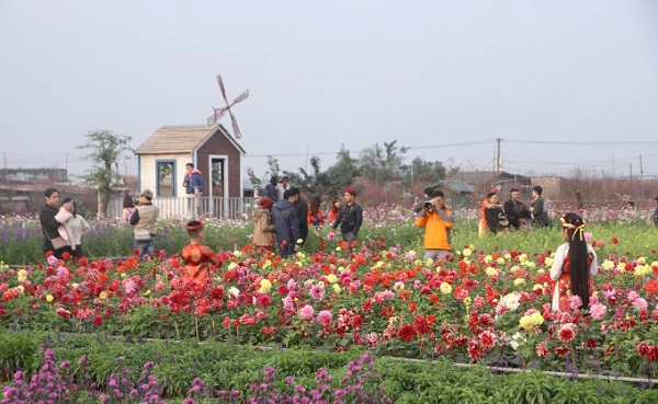 Đến vườn đào Nhật Tân vào dịp cuối tuần, nhiều bạn còn chuẩn bị "đạo cụ", trang phục rất tỉ mỉ. Đến vườn đào Nhật Tân vào dịp cuối tuần, nhiều bạn còn chuẩn bị "đạo cụ", trang phục rất tỉ mỉ.