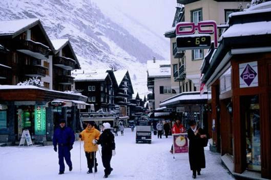 Zermatt có những căn nhà lều bằng gỗ vẫn giữ nguyên kiểu truyền thống.