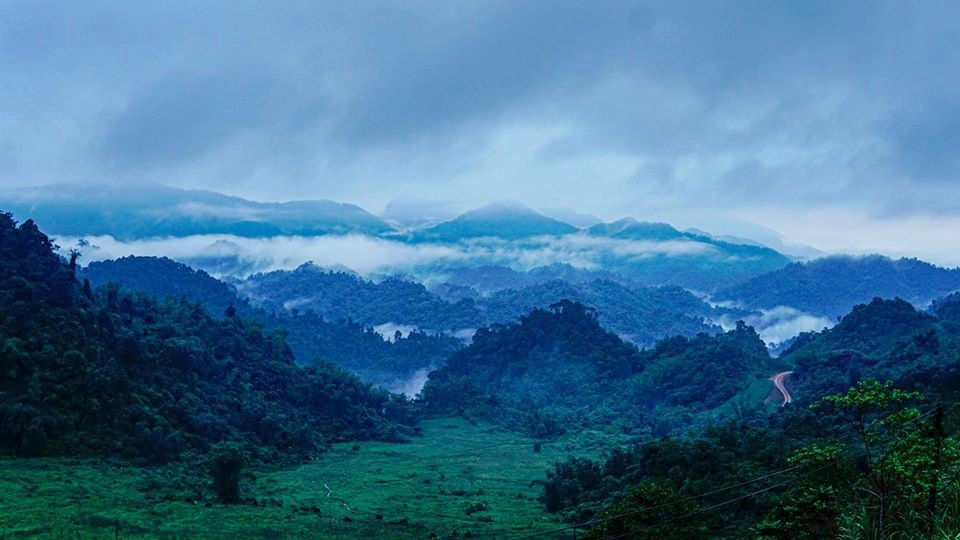 Nối giữa Mai Châu và Tân Lạc thuộc tỉnh Hòa Bình, đèo Đá Trắng (hay còn gọi là đèo Thung Khe) nổi tiếng với vẻ đẹp độc đáo. Nơi đây quanh năm trắng như tuyết, mây mù bao phủ càng khiến cho khung cảnh mờ ảo và khác lạ. Du khách lạc vào miền đất này sẽ có cảm giác như đang đứng giữa trời đông giá lạnh. Ảnh: Hoàng Hiệp.