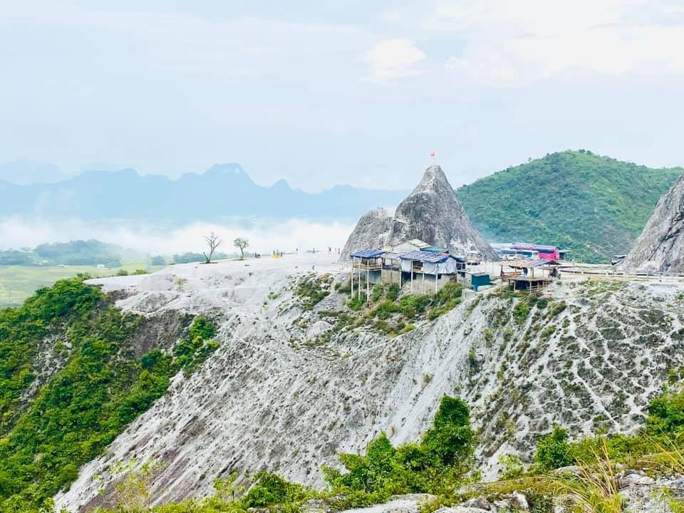 Đèo Đá Trắng vốn là vùng núi đá vôi, trong quá trình phá núi mở đường, những mảng đá từ trên cao sạt xuống tạo nên màu trắng xóa khắp cả núi đồi. Ảnh: Trị Đức.