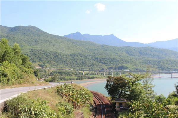 Biển Lăng Cô bình yên nhìn từ chân đèo phía Bắc. Ảnh: Vân Anh Biển Lăng Cô bình yên nhìn từ chân đèo phía Bắc. Ảnh: Vân Anh