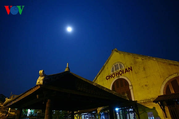  Trăng soi ở chợ Hội An