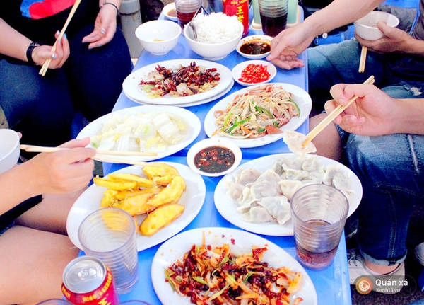 di-an-do-trung-hoa-chi-voi-100k-do-ban-tim-dau-ra-quan-an-ngon-bo-re-nhu-the-nay-o-ha-noi-ivivu-1