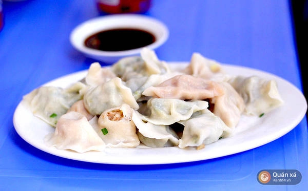 Sủi cảo gồm có các loại: nhân thịt-rau-hẹ, nhân tôm-trứng-hẹ, nhân thịt-cải thảo, nhân thịt-rau cần, nhân thịt-hành. Sủi cảo gồm có các loại: nhân thịt-rau-hẹ, nhân tôm-trứng-hẹ, nhân thịt-cải thảo, nhân thịt-rau cần, nhân thịt-hành.