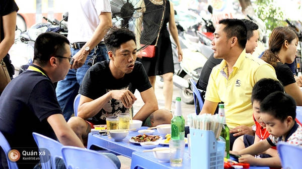 di-an-do-trung-hoa-chi-voi-100k-do-ban-tim-dau-ra-quan-an-ngon-bo-re-nhu-the-nay-o-ha-noi-ivivu-8