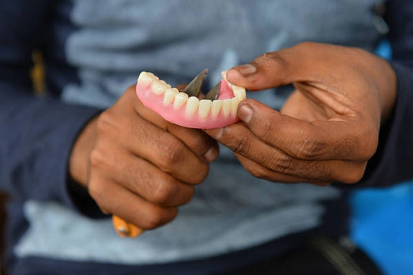 Allah Baksh, một nha sĩ trên đường phố Bangalore, nói rằng có hàng triệu người nghèo ở Ấn Độ không thể trả tiền chữa bệnh bằng phương pháp trị liệu đắt tiền. Nhưng họ cũng có quyền được đối xử tốt như những bệnh nhân khác.