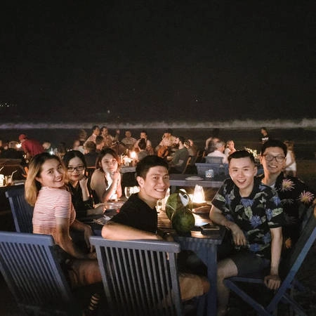 Ăn hải sản trên bãi biển đêm Jimbaran