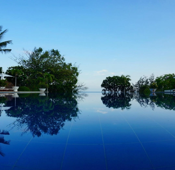 Tùy góc chụp bạn sẽ có cảm giác như hồ bơi của Victoria Phan Thiết Beach Resort & Spa rất giống với hồ bơi vô cực. Ảnh: js_srchoi Tùy góc chụp bạn sẽ có cảm giác như hồ bơi của Victoria Phan Thiết Beach Resort & Spa rất giống với hồ bơi vô cực. Ảnh: js_srchoi