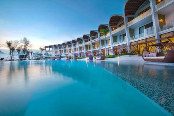The Shell Resort & Spa mang thiết kế độc đáo mô phỏng hình ảnh những chú sò biển khổng lồ. Không những thế, resort còn sở hữu vị trí tuyệt vời với đầy đủ 5 yếu tố: núi, biển, rừng, hồ và gành đá. The Shell Resort & Spa mang thiết kế độc đáo mô phỏng hình ảnh những chú sò biển khổng lồ. Không những thế, resort còn sở hữu vị trí tuyệt vời với đầy đủ 5 yếu tố: núi, biển, rừng, hồ và gành đá.