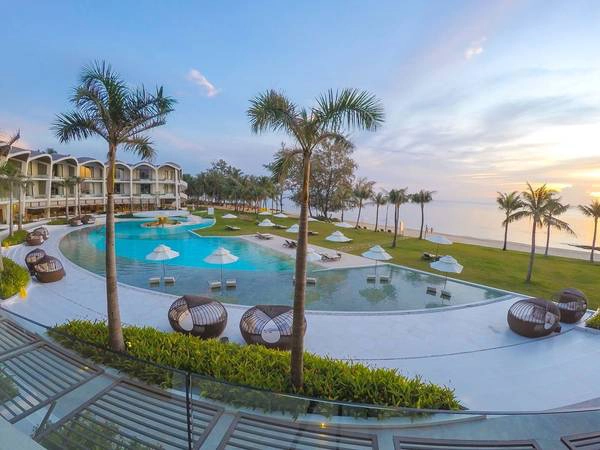 Tòa nhà chính của khu nghỉ dưỡng có 40 phòng, chia ra làm 4 loại: Deluxe, Super Deluxe, Spa Suite và Family Suite. Kiến trúc và bài trí phòng của resort xứng với những biểu hiện bên ngoài: vừa rộng rãi vừa tiện nghi lại vừa dịu dàng. The-Shells-Resort-Spa-phu-quoc-ivivu-2