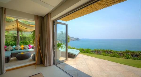 Trước của các căn phòng hướng biển đều xếp đặt những chiếc ghế nghỉ thư giãn. Một cảm giác được nằm dài trên chiếc ghế, đọc sách hay nghe nhạc và tận hưởng không khí biển trong lành, mát lạnh sẽ khiến bạn sảng khoái vô cùng. Trước của các căn phòng hướng biển đều xếp đặt những chiếc ghế nghỉ thư giãn. Một cảm giác được nằm dài trên chiếc ghế, đọc sách hay nghe nhạc và tận hưởng không khí biển trong lành, mát lạnh sẽ khiến bạn sảng khoái vô cùng.