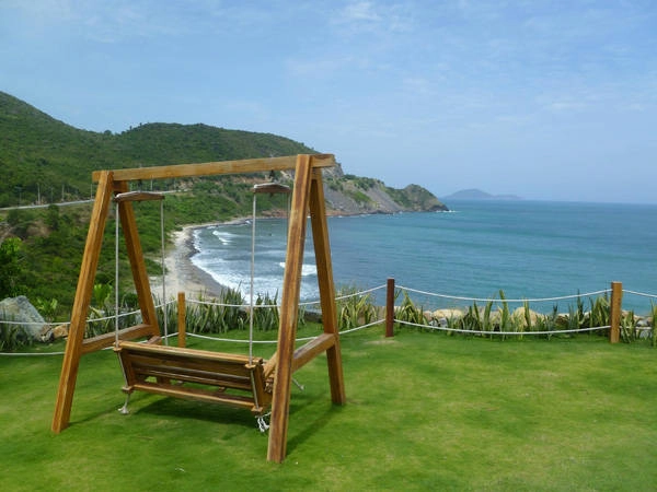 Đâu đó trong khu resort xếp đặt những chiếc xích đu bằng gỗ xinh xắn tạo một khung cảnh thật đẹp và lãng mạn. - @Idony Đâu đó trong khu resort xếp đặt những chiếc xích đu bằng gỗ xinh xắn tạo một khung cảnh thật đẹp và lãng mạn. - @Idony