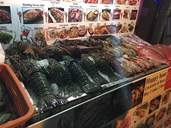Sau khi ăn xong, bọn mình đi tricycle qua Dmall ở Station để mua xoài sấy, đặc sản ở đây về làm quà đồng thời đi dạo, tạm biệt Boracay.