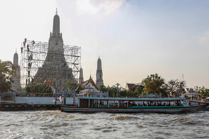 Chao Pharaya được biết đến là con sông lớn huyền thoại của Thái Lan. Nổi tiếng nhất là khúc sông nằm ngay trung tâm thủ đô Bangkok với hai bên bờ là những ngôi nhà cao tầng và các đền, tháp, chùa nổi tiếng như Wat Arun, Wat Pho, Wat Phra Kaew… Tại đây có nhiều tuyến buýt sông và tàu thuyền phục vụ du khách tham quan, thưởng ngoạn các danh thắng. Chao Pharaya được biết đến là con sông lớn huyền thoại của Thái Lan. Nổi tiếng nhất là khúc sông nằm ngay trung tâm thủ đô Bangkok với hai bên bờ là những ngôi nhà cao tầng và các đền, tháp, chùa nổi tiếng như Wat Arun, Wat Pho, Wat Phra Kaew… Tại đây có nhiều tuyến buýt sông và tàu thuyền phục vụ du khách tham quan, thưởng ngoạn các danh thắng.