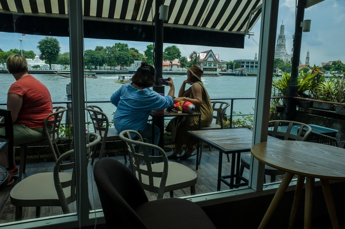 Kết thúc hành trình du ngoạn bằng buýt sông, du khách có thể ngồi nhâm nhi cà phê để nghỉ ngơi, ngắm cảnh sông nước. Một lưu ý khi tham quan các di tích chùa chiền ở Thái Lan, du khách nên mặc quần áo dài. Đây được xem là bắt buộc khi tham quan tất cả đền và cung điện Hoàng gia Thái. Kết thúc hành trình du ngoạn bằng buýt sông, du khách có thể ngồi nhâm nhi cà phê để nghỉ ngơi, ngắm cảnh sông nước. Một lưu ý khi tham quan các di tích chùa chiền ở Thái Lan, du khách nên mặc quần áo dài. Đây được xem là bắt buộc khi tham quan tất cả đền và cung điện Hoàng gia Thái.