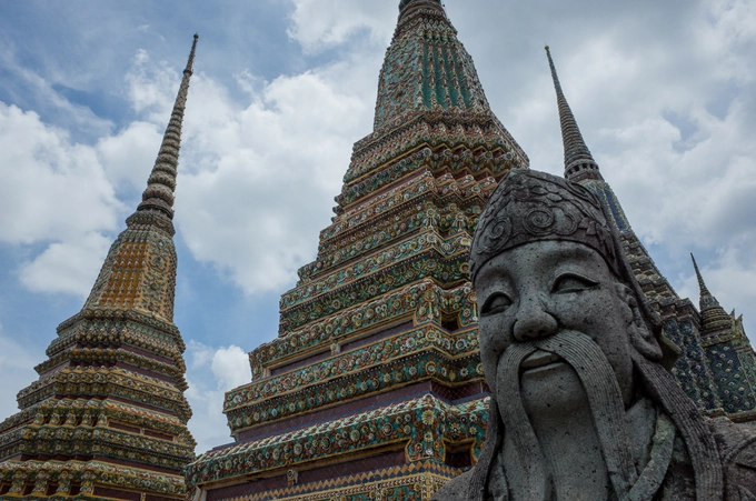 Nằm ven sông, Wat Pho là một trong những ngôi chùa lớn và cổ nhất Bangkok. Chùa có diện tích 80.000 m2 và là nơi khai sinh ra massage Thái, dịch vụ thịnh hành hiện nay tại đất nước chùa Vàng. Nằm ven sông, Wat Pho là một trong những ngôi chùa lớn và cổ nhất Bangkok. Chùa có diện tích 80.000 m2 và là nơi khai sinh ra massage Thái, dịch vụ thịnh hành hiện nay tại đất nước chùa Vàng.