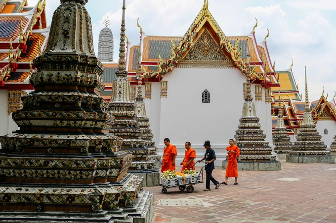 Được xây dựng từ thế kỷ 16 trong thời vua Ayutthaya, ngôi chùa nhiều lần được trùng tu. Ngày nay, khuôn viên chùa gồm 91 tháp thờ hình tròn (còn gọi là chedi), gồm 71 tháp nhỏ và 20 tháp lớn. Được xây dựng từ thế kỷ 16 trong thời vua Ayutthaya, ngôi chùa nhiều lần được trùng tu. Ngày nay, khuôn viên chùa gồm 91 tháp thờ hình tròn (còn gọi là chedi), gồm 71 tháp nhỏ và 20 tháp lớn.